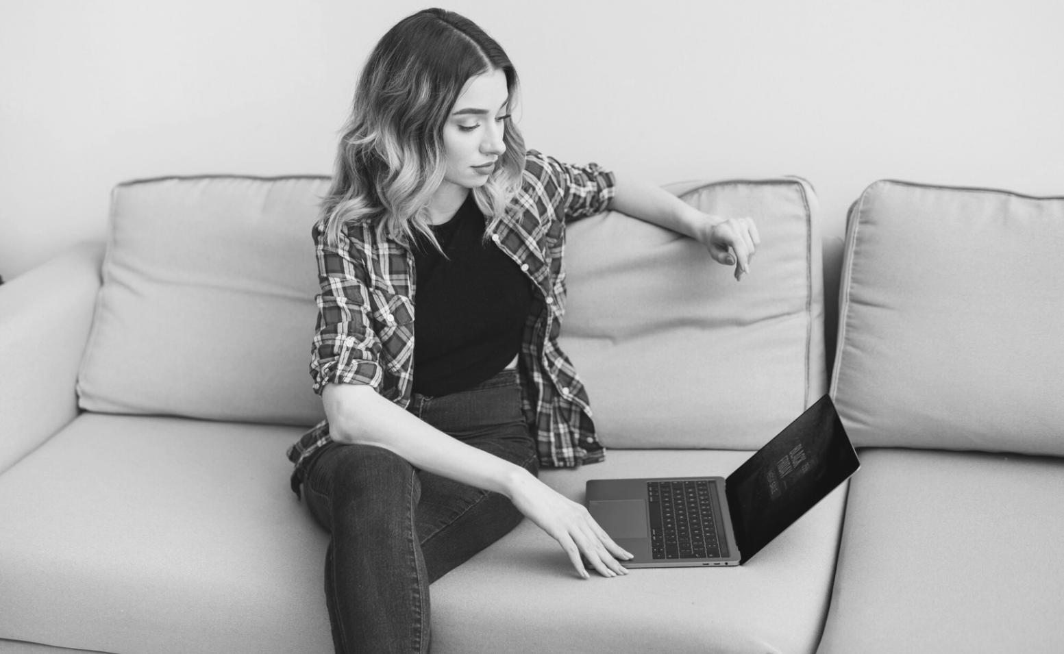 Analyse de données SEO en temps réel montrant les tendances de recherche et les métriques de performance